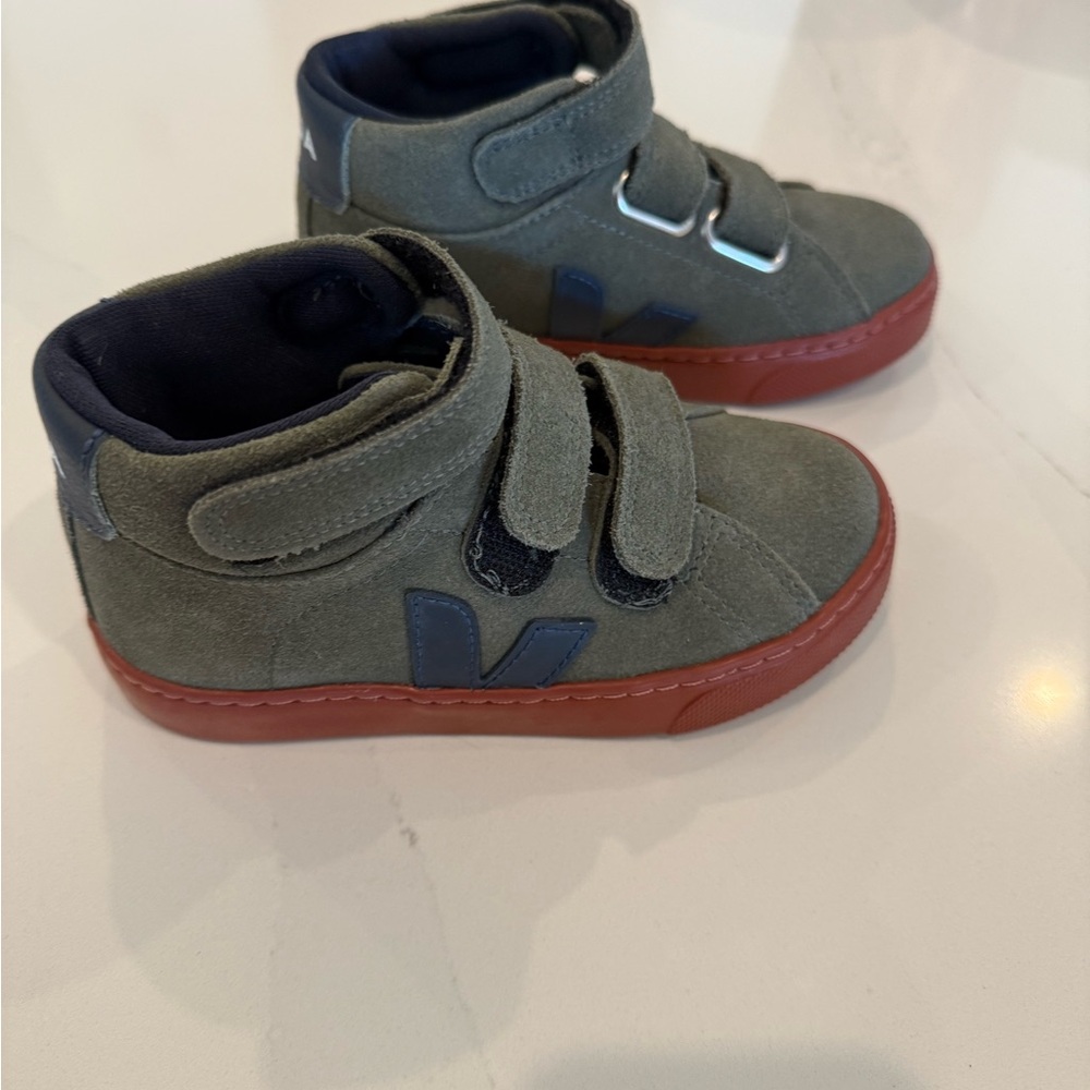 Veja Kids Sneakers in Green Suede